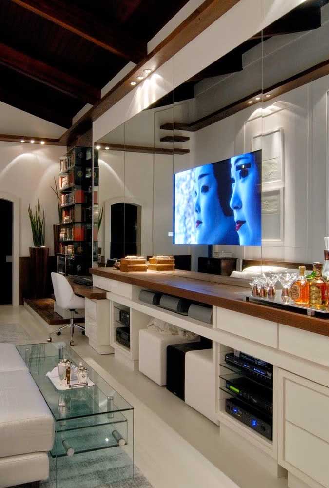  55 televisores empotrados en cristales, espejos y puertas decoradas