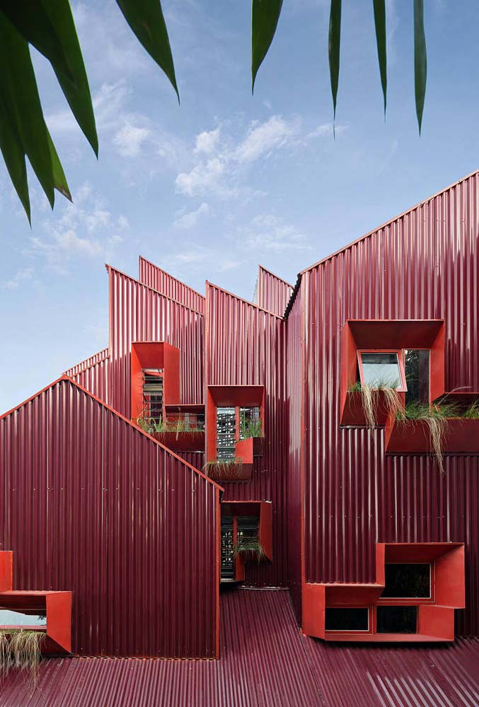  Czerwone domy: 50 projektów z niesamowitymi zdjęciami, które Cię zainspirują
