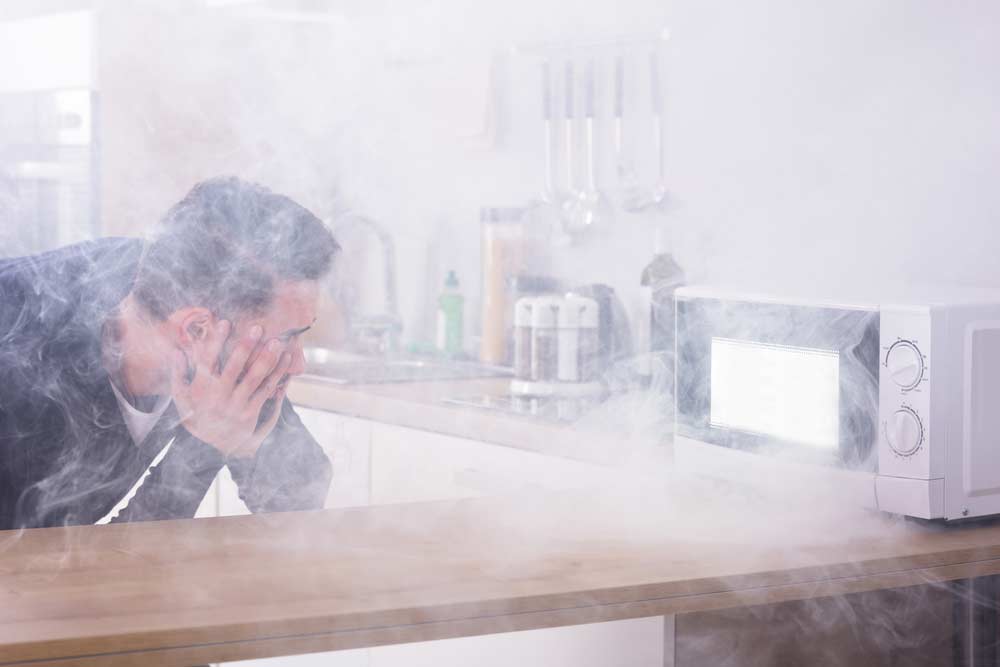  Πώς να αφαιρέσετε την καμένη μυρωδιά από το φούρνο μικροκυμάτων: δείτε συνταγές και σπιτικές συμβουλές