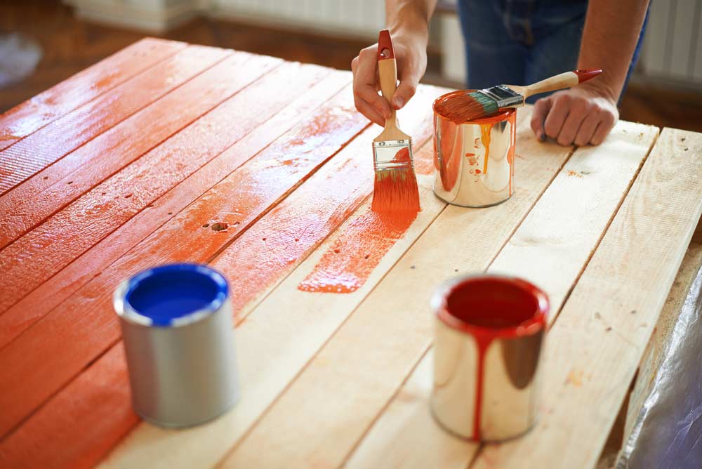  Hur man målar trä: viktiga tips för nybörjare