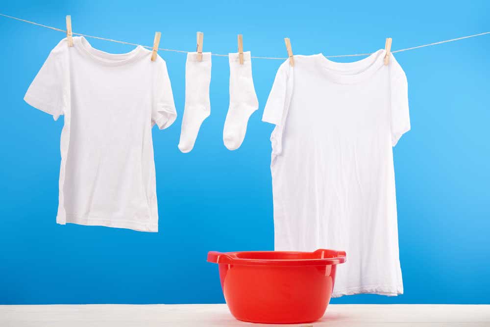  Wie man weiße Kleidung aufhellt: Schritt für Schritt und wichtige Tipps