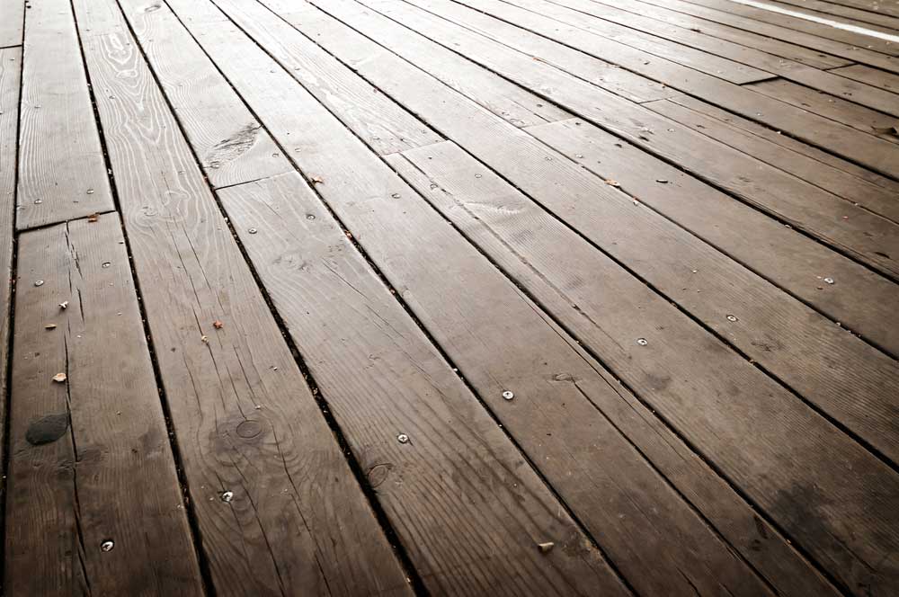  Jak čistit dřevěné podlahy: zjistěte, jak postupovat krok za krokem a jak se o ně starat