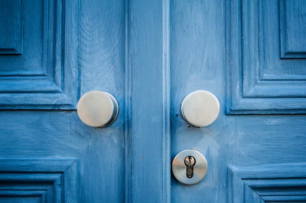  Jak pomalować drewniane drzwi: instrukcje krok po kroku
