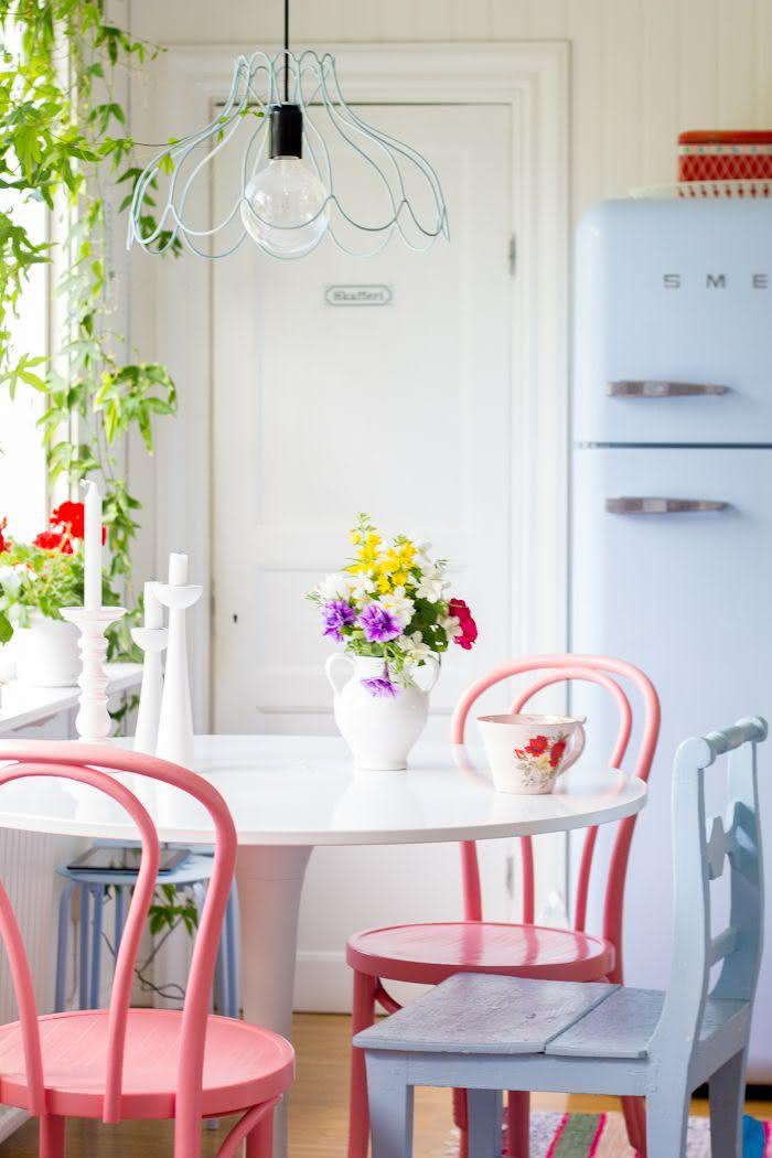  Ruang makan dengan kerusi berwarna-warni: 60 idea dengan gambar yang menarik